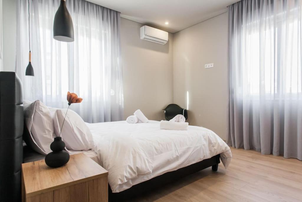 Piraeus Deluxe 2Bdr Apt - Near Metro And Port Esterno foto