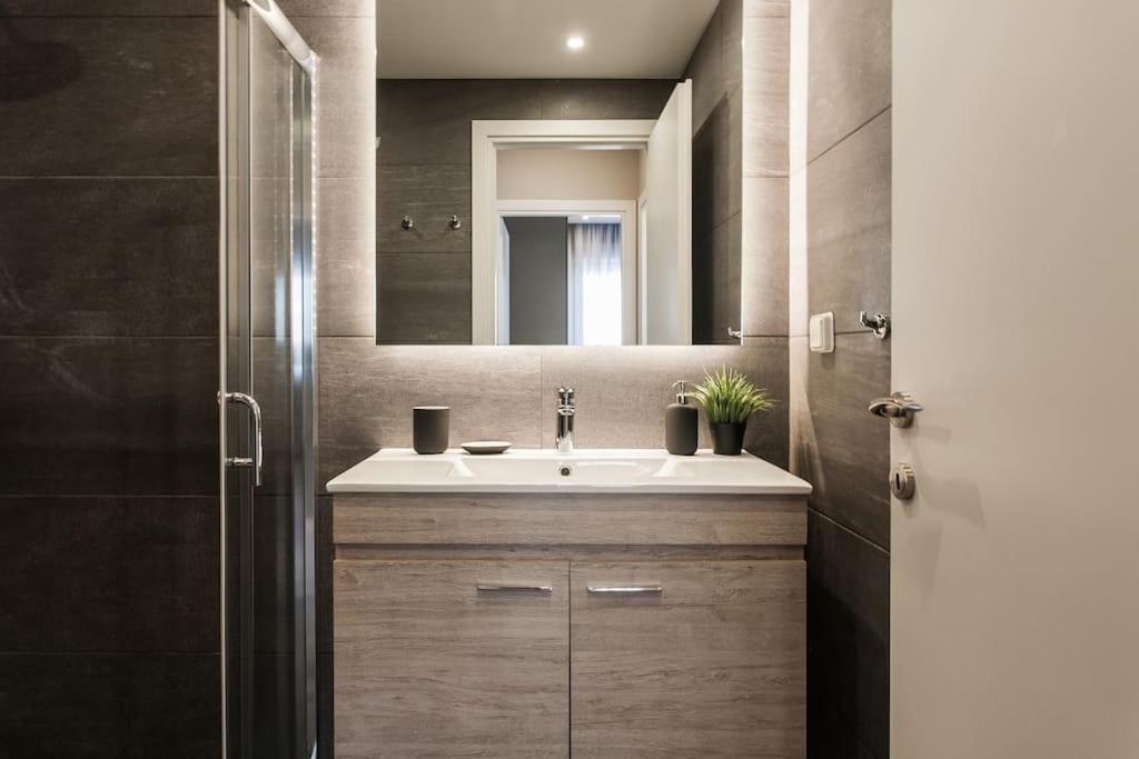 Piraeus Deluxe 2Bdr Apt - Near Metro And Port Esterno foto